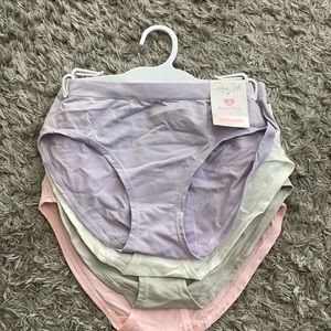 Girls NWT seamless underwear size xl
